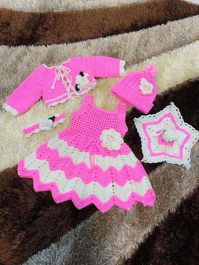 Robe crochet rouge avec pétales et franges